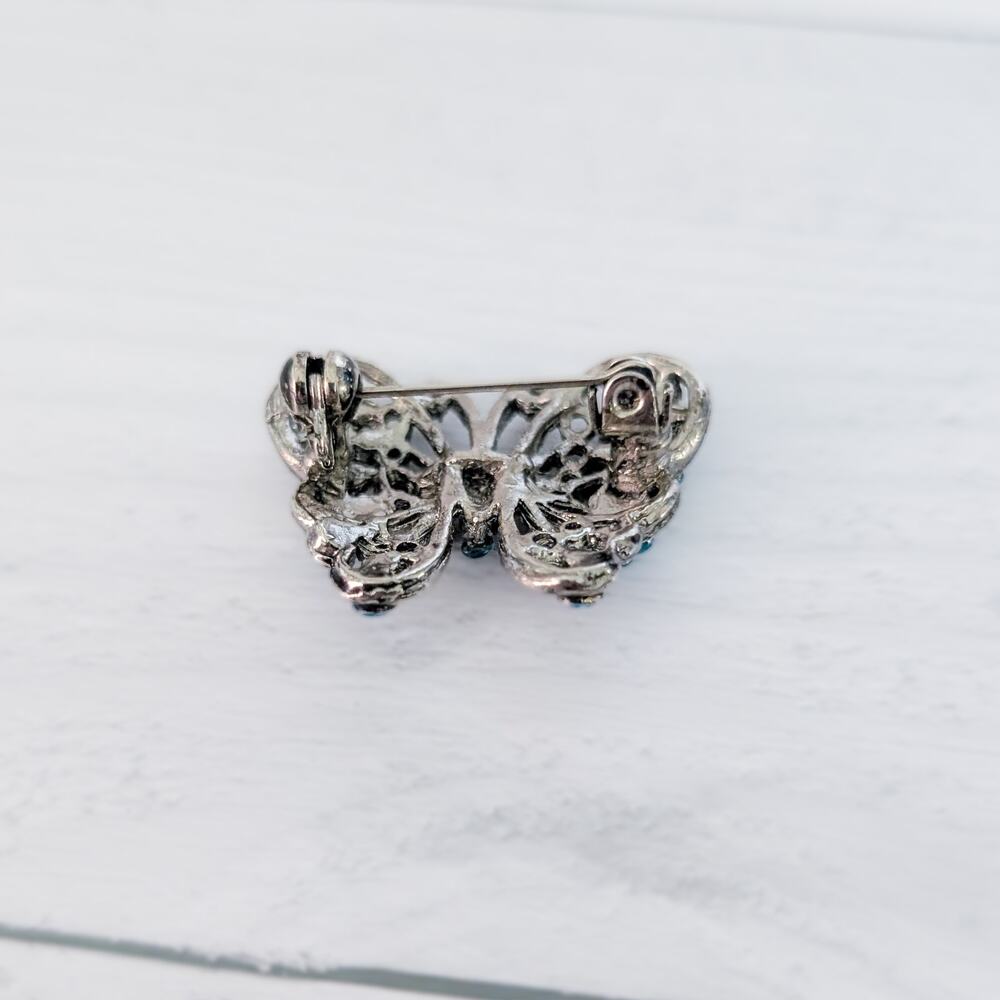 Vintage Brooch / Vintage Pin 7/8" Butterfly with Blue Gems - One Missing - Picture 6 of 9